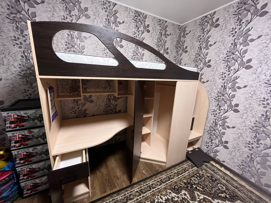 Сучасна двухярусна кровать чердак