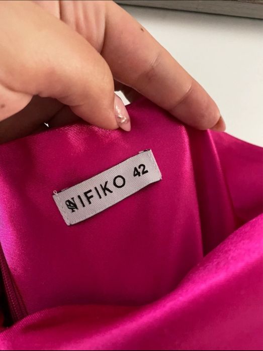 Różowa długa sukienka z asymetrycznym dekoltem