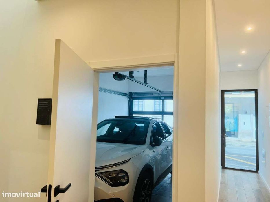 Moradia T4 Nova com Terraço e Garagem em Faro