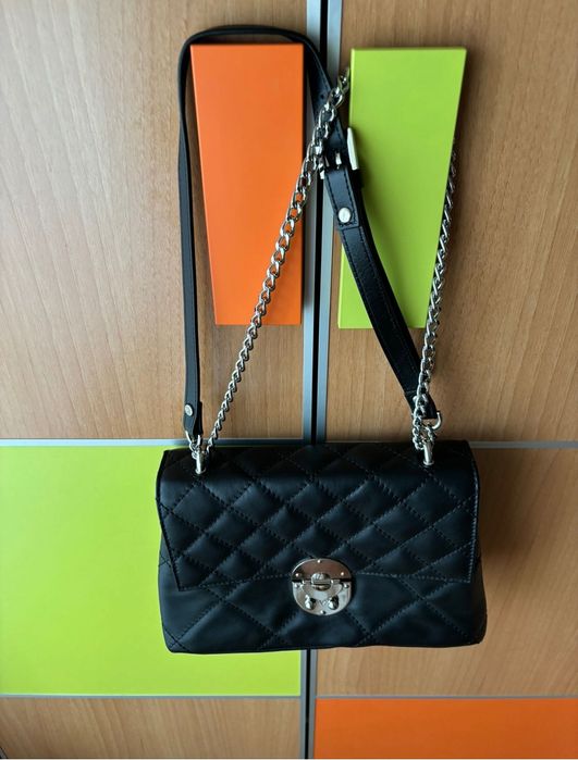 Mala em pele com alça de corrente deslizante