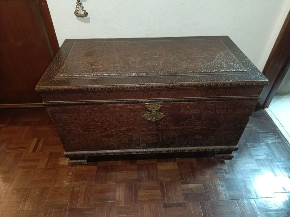 Arca de madeira maciça