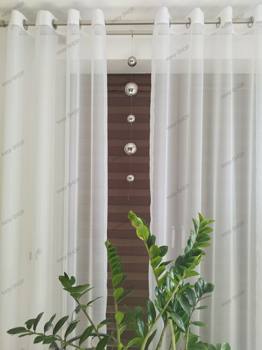 Komplet srebrnych kul dekoracja okna