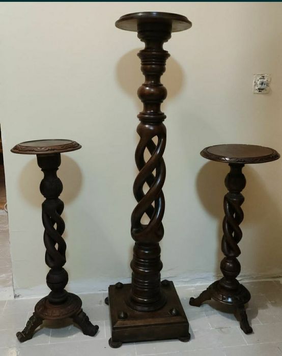 3 colunas e 1 candeeiro pé alto antigos de torcidos madeira esculpida