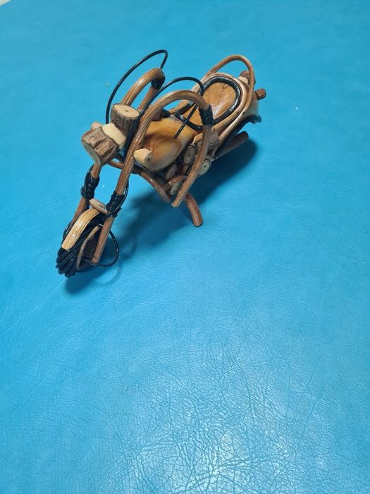 Artesanato moto em miniatura de madeira