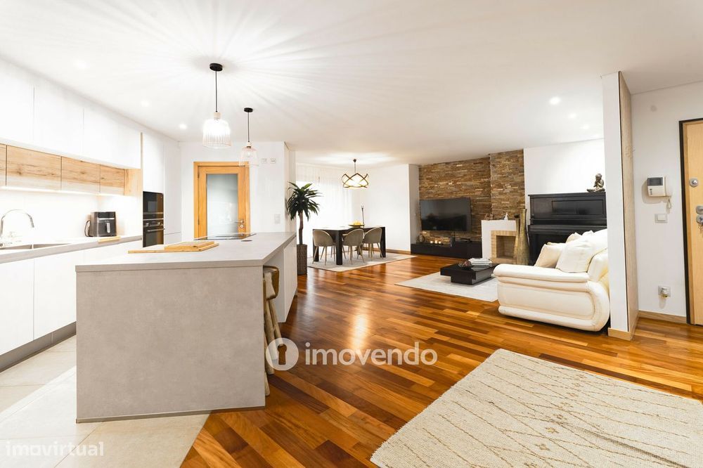 Apartamento T3 com estacionamento, a 100m da praia, na Lavra