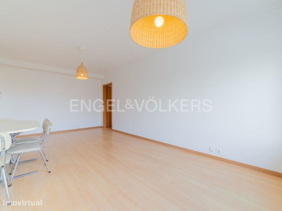 Espaçoso T2 com garagem e arrecadação