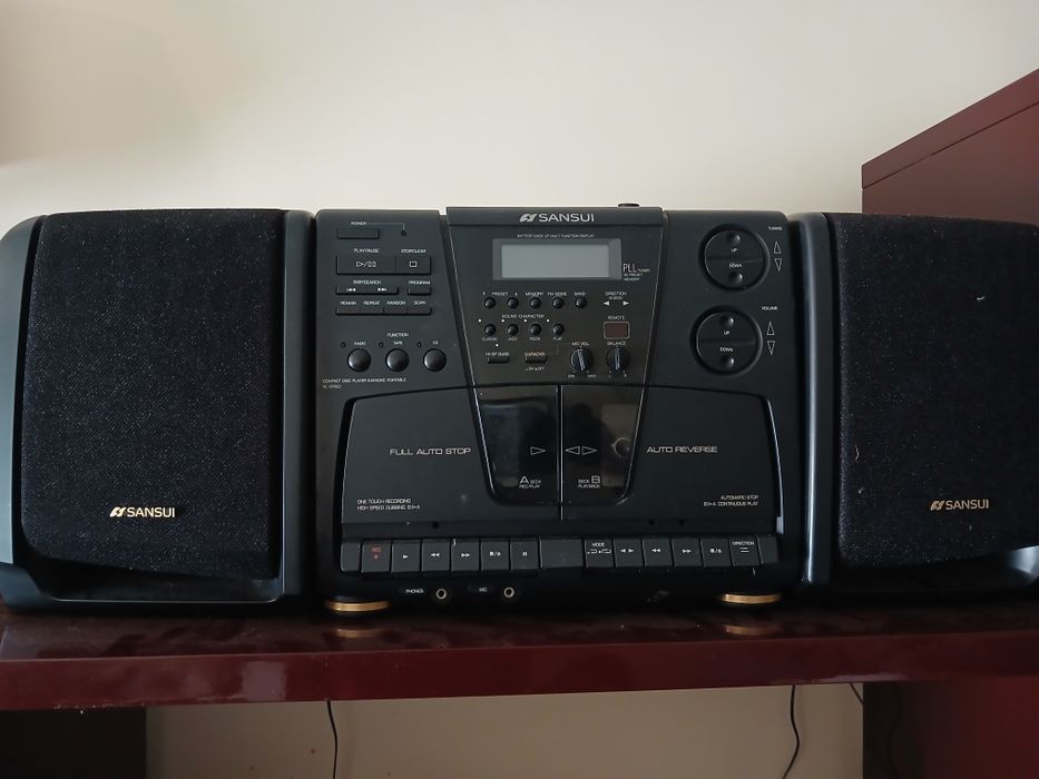 Sistema de som  antigo rádio, cassete,cd