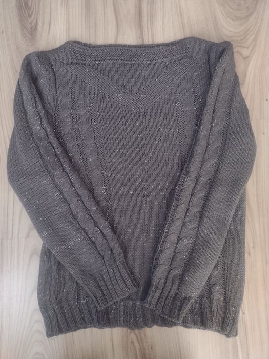 Sweter z ozdobną nitką