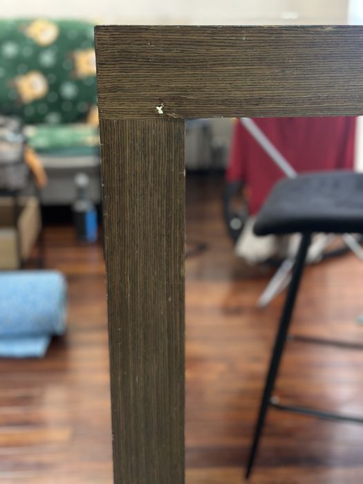 Wyspa kuchenna z dwoma hokerami welurowymi