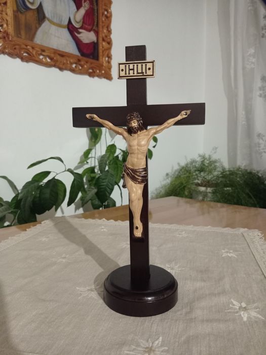 Хрест. Розп'яття з дерева різьблене.