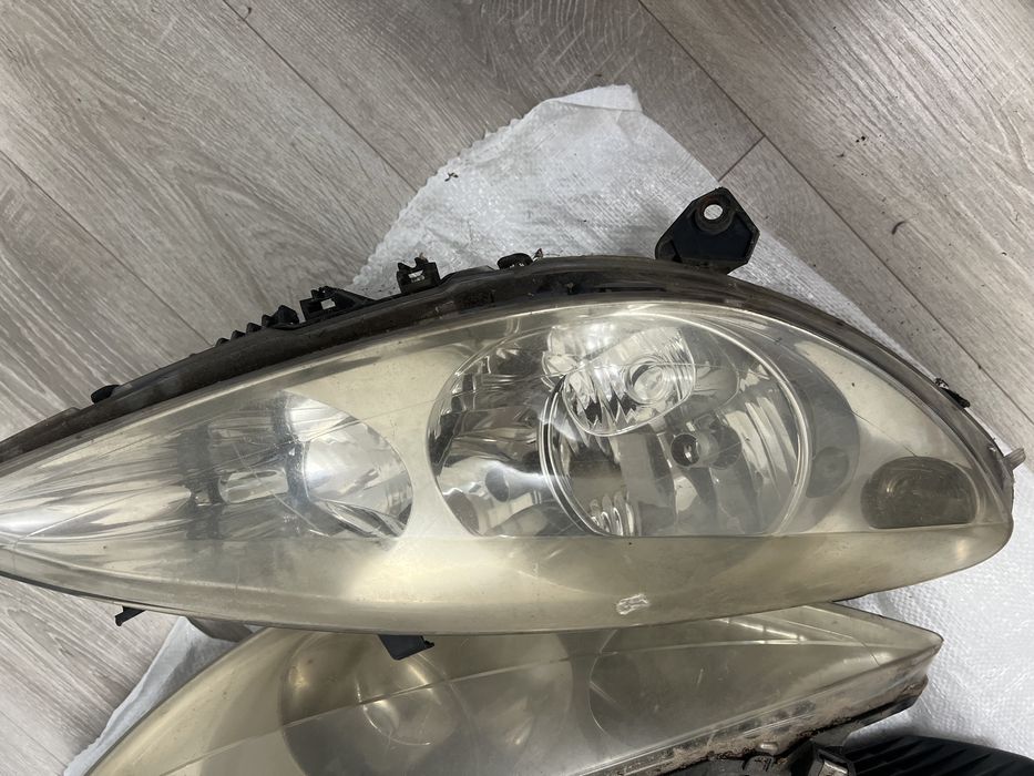 Передние фары Peugeot 307