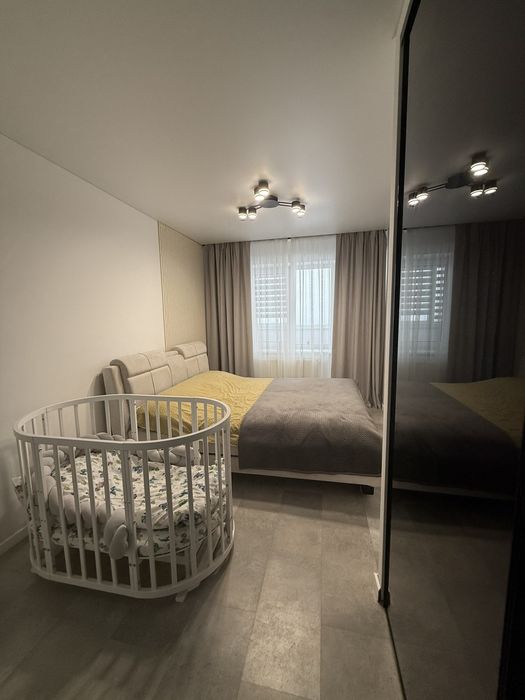 Трьох кімнатна квартира в тихому районі ,готова до проживанняя