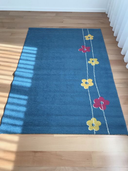 Tapete azul com padrão de flores