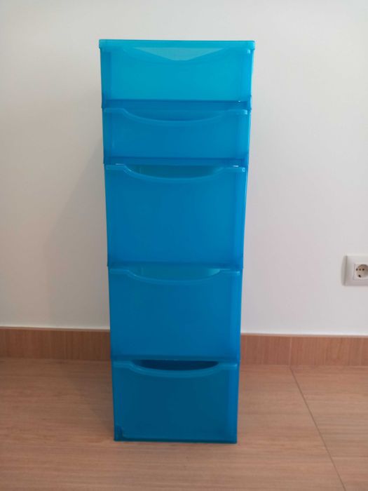 Estante de plástico com gavetas