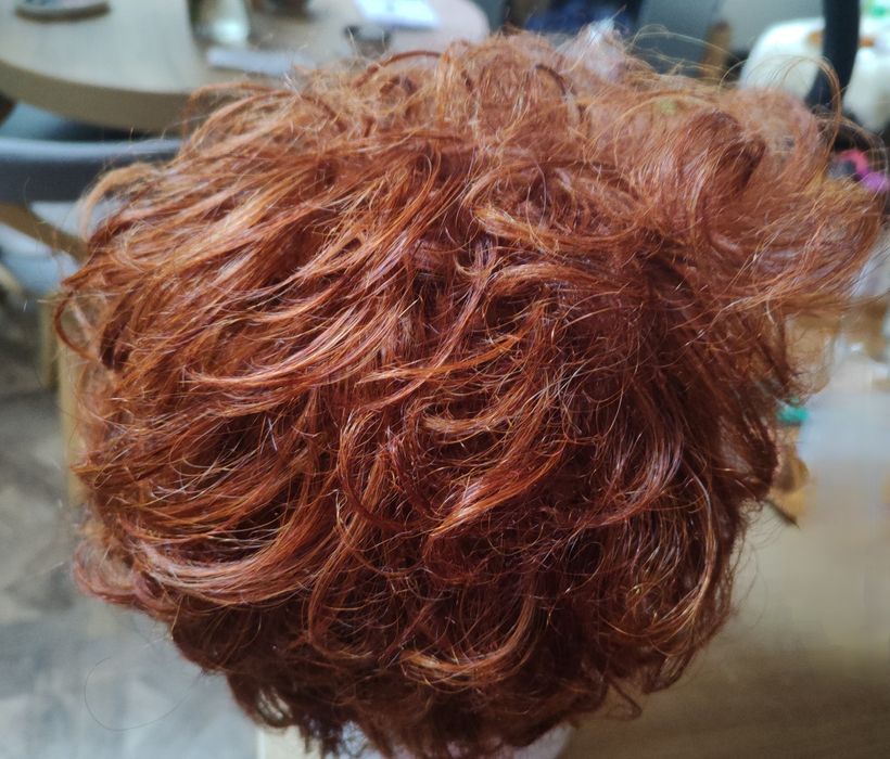 Peruka z włosów syntetycznych