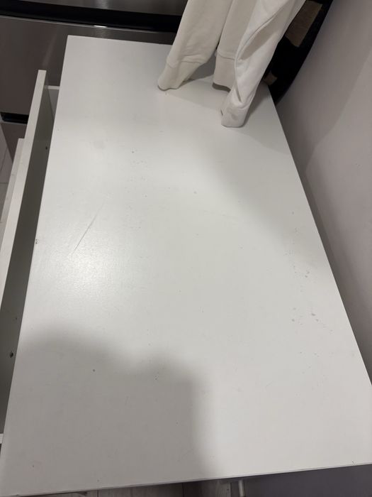 Biala komoda pojemna