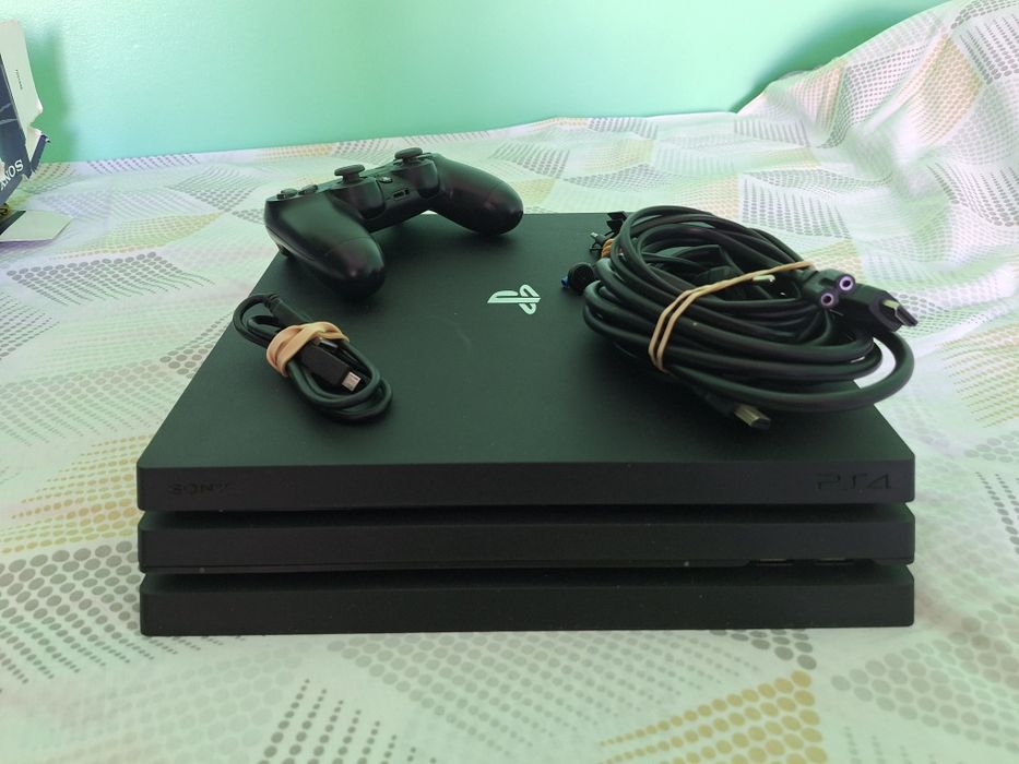 PS4 Pro 1TB com Cabo de alimentação, cabo HDMI, auricular e controle