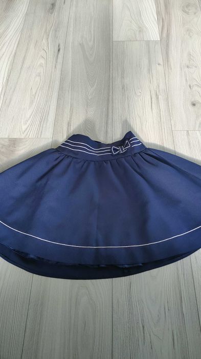 Granatowa spódniczka. Rozmiar 128 cm.