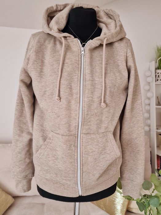Bluza rozpinana z kapturem.