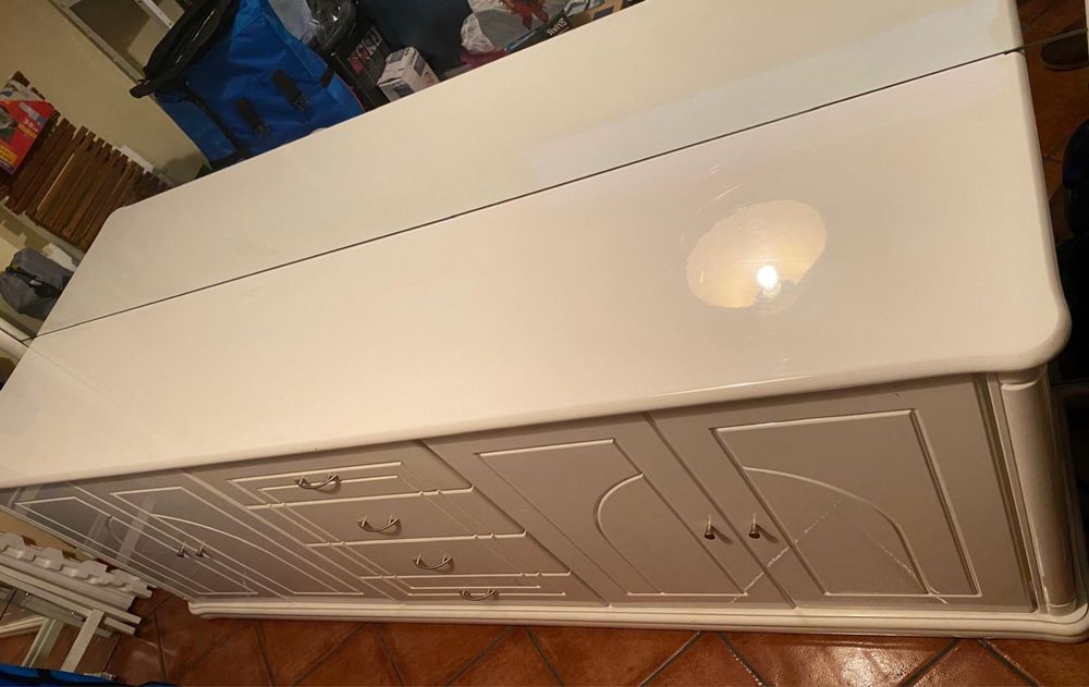 Movel de sala com espelho.