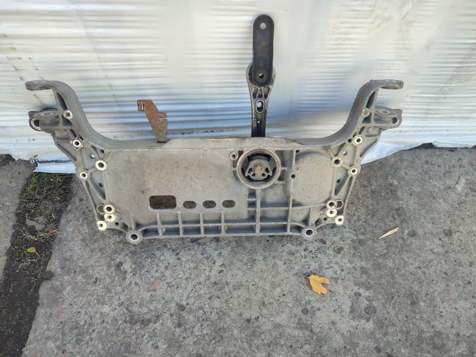 Балка передня підрамник Фольксваген Пассат Б6