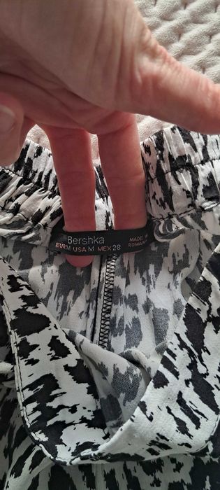 Zwiewne lekkie spodnie pantera Bershka M