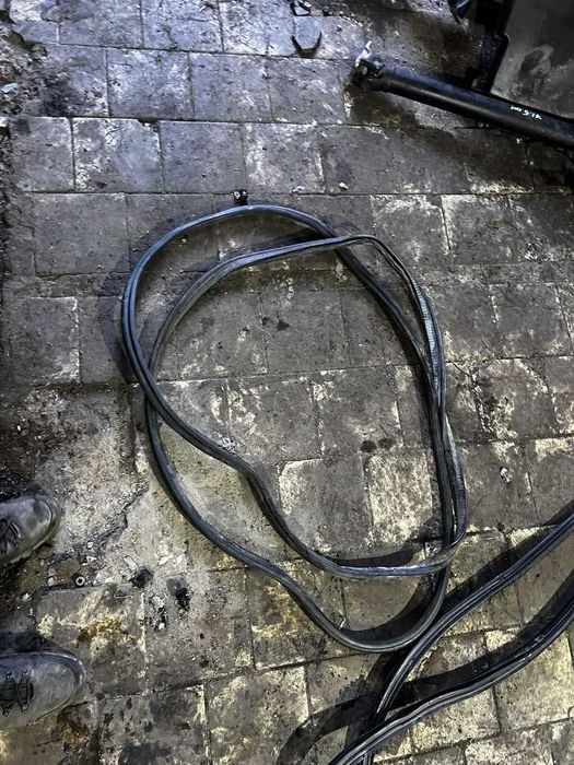 Гумка двері ущільнювальна на ляду / кляпу Mercedes Vito 639