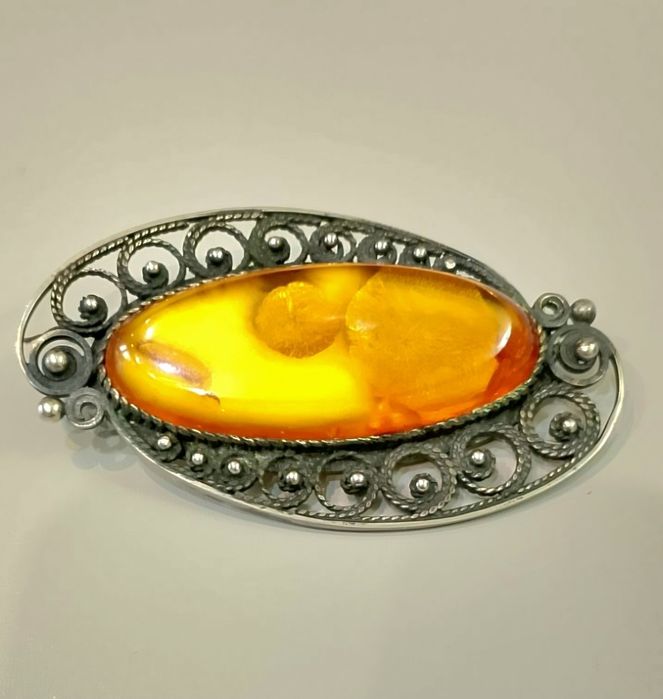 Вишукана вінтажна брош з бурштином