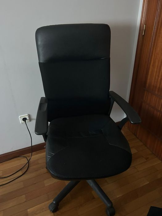 Cadeira de escritório usada em bom estado