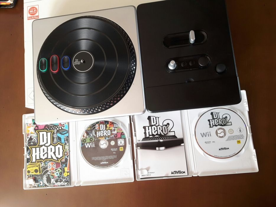 Wii - Jogo DJ Hero 1 e DJ Hero 2 + Mesa de Mistura / Controlador DJ