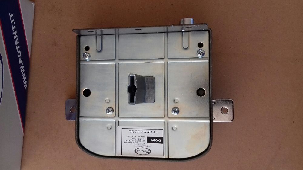 Fechadura Esquerda, com 5 trincos, abertura para fora - Nova