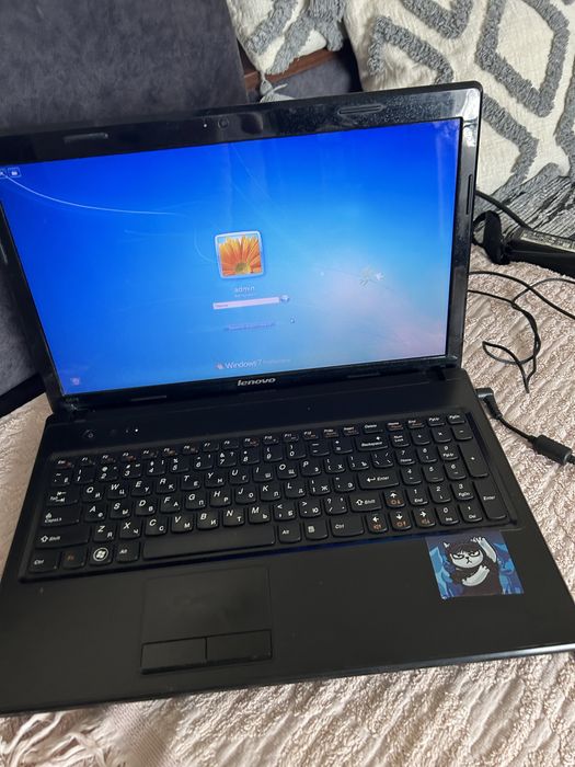 Ноутбук Lenovo в хорошому стані для роботи і відпочинку.