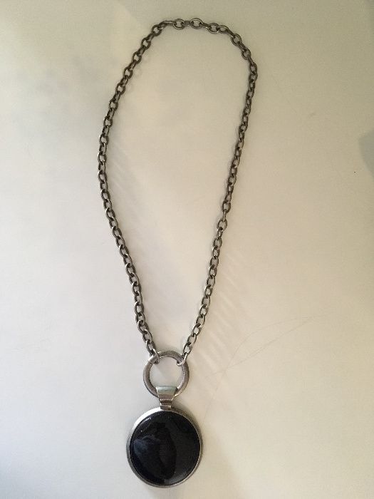 Colar corrente metálica com medalhão em preto