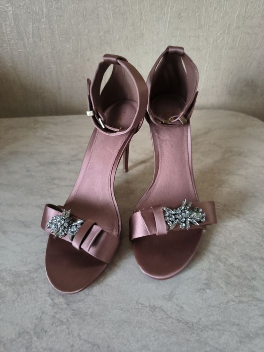 Босоніжки святкові на 38 розмір