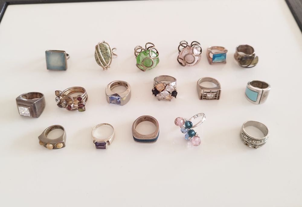 Anéis em prata são vendidos ao peso  por 2€ a grama