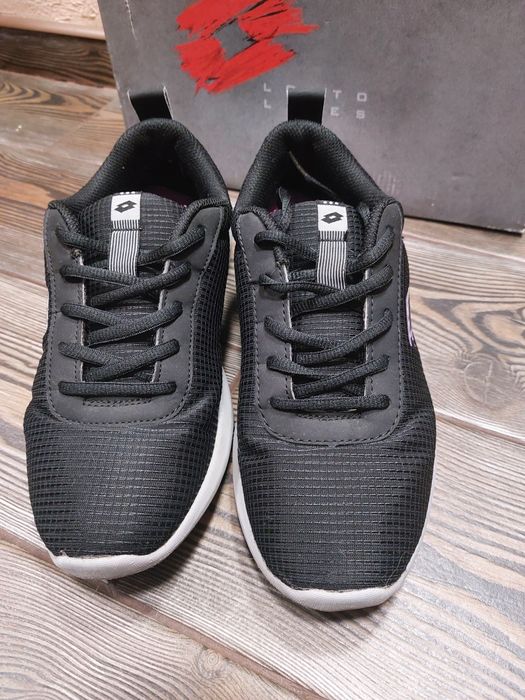 кросівки Lotto..