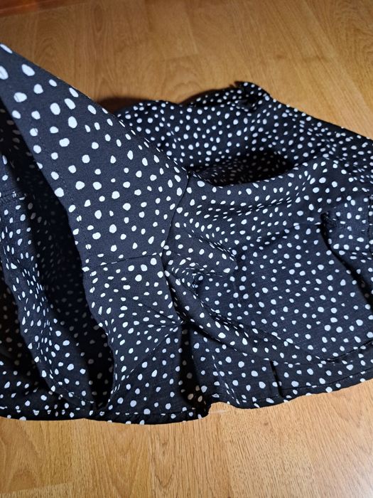 Saia-calção preta ás bolinhas brancas Stradivarius XS
