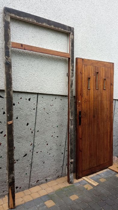 Drzwi wejściowe z doświetleniem w ościeżnicy.