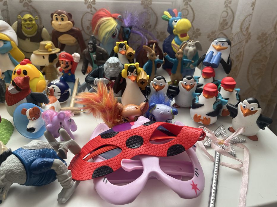 Дитячі іграшки, (фігурки персонажів )для дитячих ігор