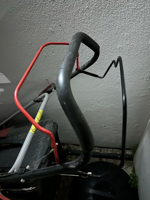 Maquina de cortar relva avariada