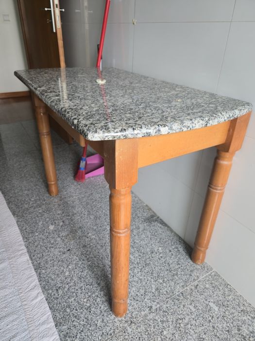 Mesa de cozinha com 2 bancos