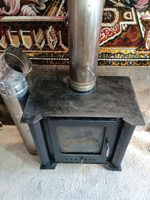 Salamandra a lenha em ferro fundido, rústica com tubos para  chaminé e