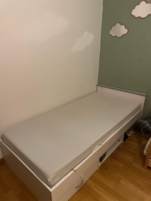 Cama com o colchao e estrado