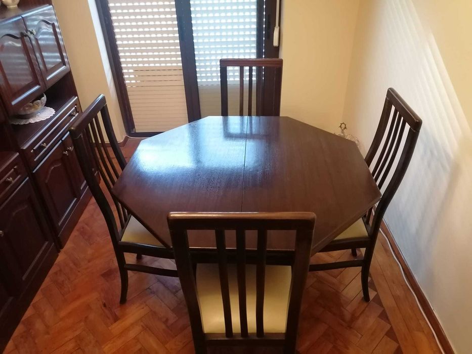 Mesa de sala de jantar extensível em madeira de mogno com seis cadeiras