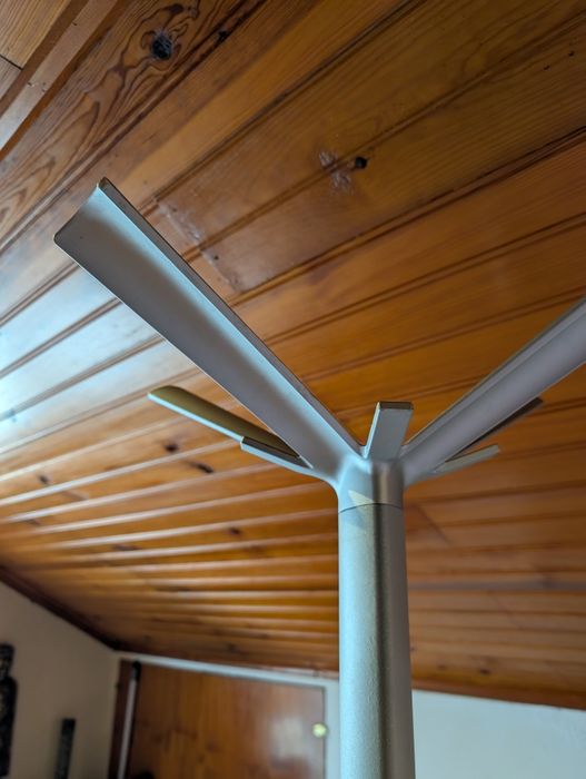 Cabide de pé em ótimo estado