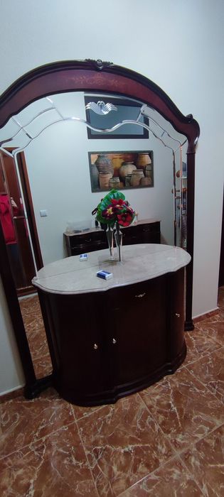 Aparador de entrada com espelho