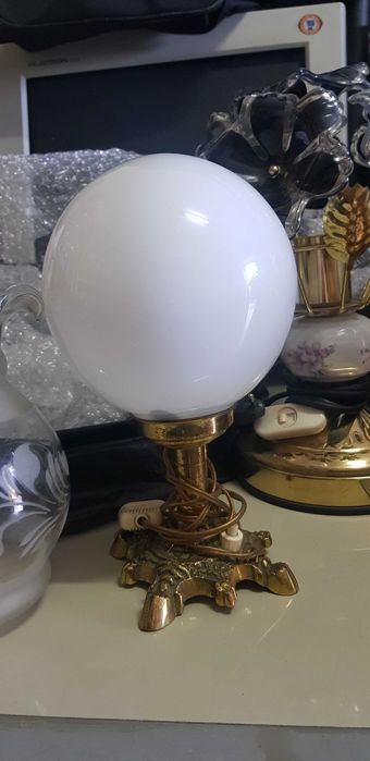 Candeeiros diversos e copos