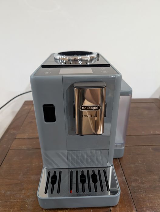 Máquina de Café Automática DELONGHI Rivelia - Cinzenta - Nova c/garantia