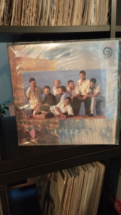 Vendo 35 álbuns de vinil de música africana em muito bom estado de vários artistas só entrego em mão