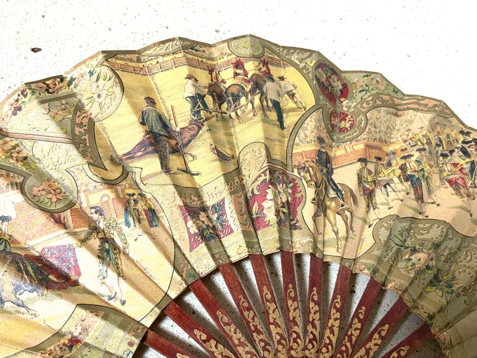 Antigo leque circular espanhol com cenas de touradas Sec XIX / XX